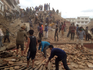 'n Gebou in Katmandoe wat tydens die aardbewing ineengestort het. Foto: AP Photo/ Niranjan Shrestha