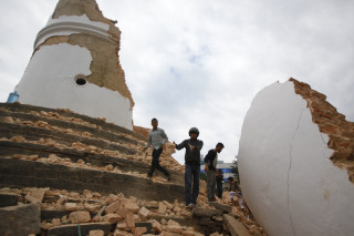 'n Historiese gebou wat weens die eerste aardbewing ineengestort het. Foto: AP Photo/ Niranjan Shrestha