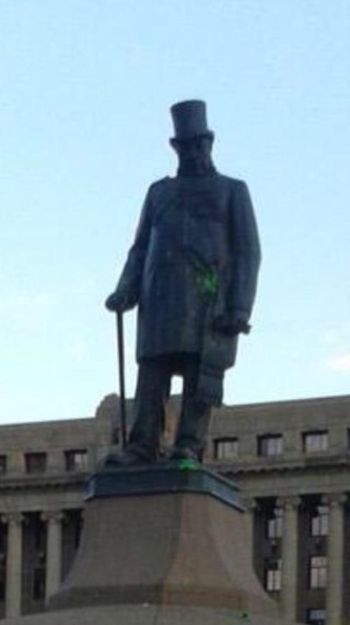 Die standbeeld van Paul Kruger is in April 2015 verlede jaar met groen verf getakel. Foto: Twitter
