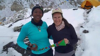 Saray Khumalo en Donna McTaggert, twee van die Suid-Afrikaners wat na die aardbewing in Nepal op Everest vasgekeer is Foto: Ubuntu Everest, Facebook