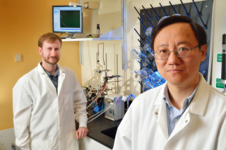 Dr. Percival Zhang (regs) en dr. Joe Rollin voor hul toestel Foto: Virginia Tech