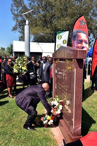 Pres. Jacob Zuma lê 'n krans by Chris Hani se graf op 10 April 2015 Foto: @presidencyZA, Twitter
