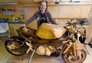 Andre Schlosser en sy houtmotorfiets Foto: DPA