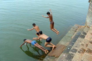 Argieffoto van kinders wat in Indië swem (Foto: sarangib, Pixabay)