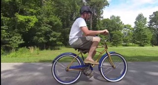 Destin Sandlin op sy agterstevoorom fiets (skermskoot uit die video)