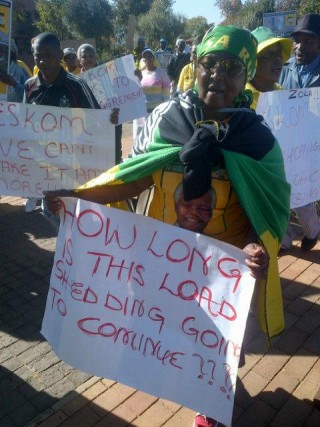Betoging teen beurtkrag in Soweto (14 Mei 2015) Foto: @neriahlakotsa, Twitter)