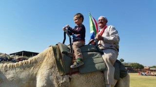 Jordan Pelser ry Vrydag op 'n kameel se rug. Foto: Verskaf
