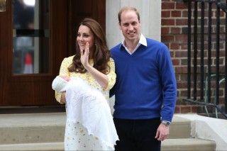 Kate en prins William met hul nuwe babadogtertjie, Charlotte Elizabeth Diana. Foto: Twitter
