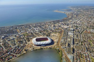 Nelson Mandelabaai-stadion in Port Elizabeth Foto: Niel Grundling, Panoramio (via stadiumdb.com)