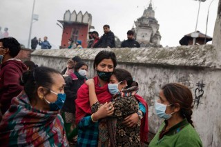 Nepalese vroue treur oor die afsterwe van hul familielede tydens die aardbewing in Nepal Foto: Adam Ferguson vir Time