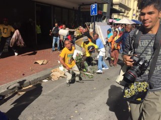 Die Samwu-optog in Kaapstad se middestad op 6 Mei 2015. Talle straatverkopers se stalletjies is geplunder. Foto: @EWNReporter op Twitter.