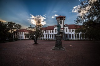 Hoofgebou op die Bloemfontein-kampus van die Universiteit van die Vrystaat Foto: Evert Kleynhans (RooistoelTV) via UV Facebook