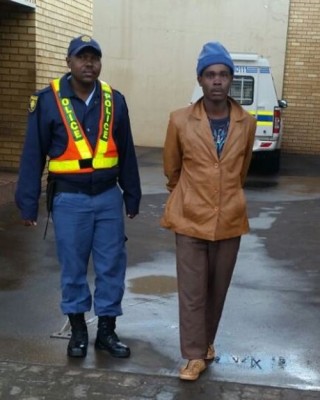 Konst. Tshepo Seleka saam met die derde verdagte, Frank Swarts. Foto: SAPD