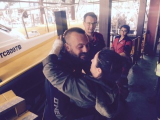 Arthur en sy meisie, Kim Ellis, omhels mekaar ná die redding  by die Tafelbaai-seereddingsbasis Foto: NSRI
