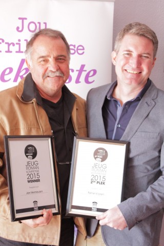 Jan Vermeulen (links) is aangewys as die wenner van die LAPA Jeugromankompetisie terwyl Fanie Viljoen tweede plek ingeneem het. Foto: Burger Meyer 