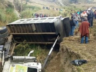 Die vragmotor lê onder in die ravyn in Peru Foto: dalje.com