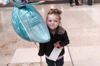 Sienna Taylor (4) en haar Frozen-ballon Foto: Manchester Evening News