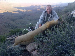 Nico van der Walt, die Karoo Nasionale Park se parkbestuurder, by Sylvester toe hy verlede jaar uiteindelik gevang is. Foto: Verskaf.