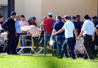 Beseerdes word behandel na die aanval in Sousse. Foto: AP Photo/Hassene Dridi