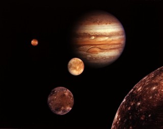 Jupiter en sy mane Foto: "Jupiter family" deur NASA/JPL - PIA01481 (Jet Propulsion Laboratory) via Wikimedia Commons