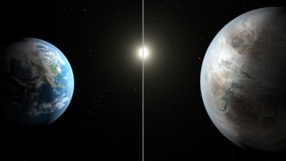 'n Kunstenaarsvoorstelling van die grootte tussen Aarde (links) en Kepler-452b Grafika: NASA/Ames/JPL-Caltech - NASA PIA19825 via Wikimedia Commons