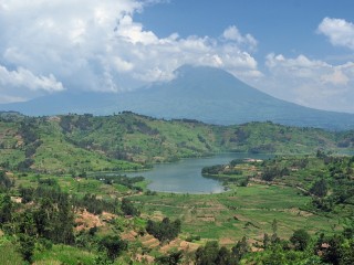 Meer en vulkaan in die Virunga-berge in Rwanda Foto via Wikimedia Commons 