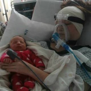 Bianca Muller in die hospitaal met klein Leané wat in haar arms geplaas is vir die foto. Foto: Facebook