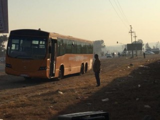 Die bus waarop daar losgebrand is. Foto: JacarandaFM/Twitter 