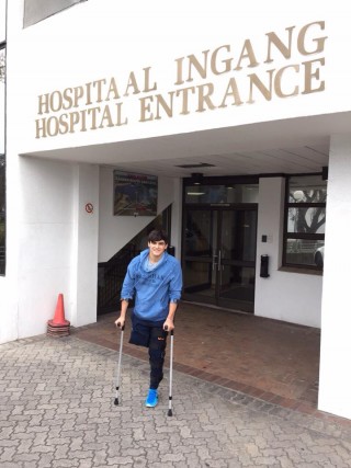 Caleb Swanepoel word uit die hospitaal ontslaan. Foto: Facebook