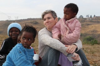 Rae Wartnaby van Hope Farm in Cato Ridge, KwaZulu-Natal saam met van die vlugtelinge se kinders Foto: MSF