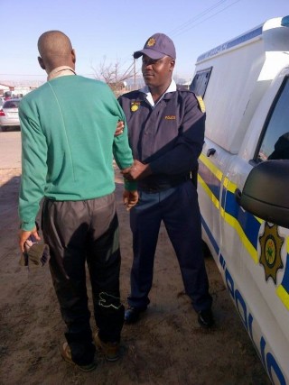 Delft-polisiekonstabel Siphumzile Mzilikazi en die 38-jarige verdagte  Foto: Kapt. Joe Wilson, SAPD.