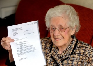 Doris Ayling (99) met haar brief wat aandui sy is swanger Foto: Kate Shemilt ks1500294-1