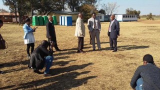 Panyaza Lesufi, LUR vir onderwys in Gauteng by die beweerde misdaadtoneel by die skool. Foto: Twitter