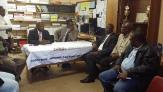 Panyaza Lesufi, LUR vir onderwys in Gauteng. vergader met lede van die skool se bestuur. Foto: Twitter
