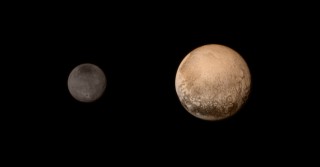 'n Saamgestelde foto van Pluto (regs) en sy maan, Charon (Foto:  Credit NASA/JHUAPL/SWRI)