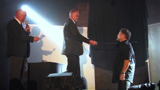 Hofmeyr word tot ridder geslaan. Foto: Verskaf