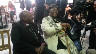 Emeritus-aartsbiskop Desmond Tutu en sy vrou Leah geniet 'n vrolike oomblik voor die seremonie Foto: African News Agency