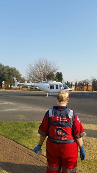 Koos van der Leeuw word met 'n helikopter na Sandton vervoer. Foto: ER24 