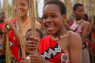 Swazi-meisies tydens die Umhlanga-rietdans. Foto: Wikimedia
