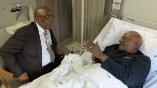Emeritus aartsbiskop Desmond Tutu en Aaron Motsoaledi, minister van gesondheid. Foto: ANA