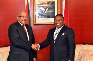 Pres. Jacob Zuma en Filipe Nyusi, president van Mosambiek by die inhuldiging van die Matola-apartheidsmonument in Mosambiek Foto: GCIS