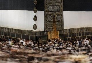 Pelgrims rondom die Kaaba in die Grand Mosque, Mekka  Foto: AP/Mosa'ab Elshamy