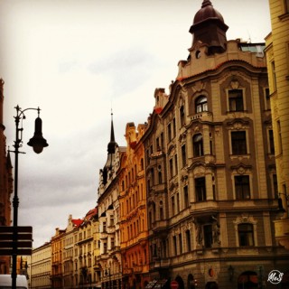 Versierde vuurhoutjieboks-geboue in die kronkelende strate van Praag Foto: Marianne Styan