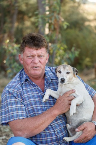 Hansie Raath (54) en sy hondjie, Rakker. Foto: Verskaf