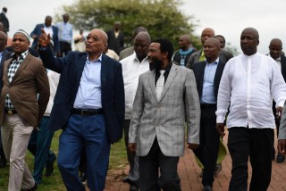 Koning Dalindyebo (in die grys pak) tydens 'n besoek van pres. Zuma. Foto: GovernmentZA/Flickr 