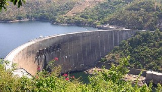 Kariba-dam van Zimbabwe gesien (Foto: Benbbb (Ben Bird) via Wikimedia Commons
