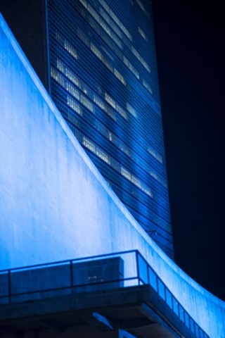 Die VN se hoofkantoor in New York is met blou verlig vir hul 70ste herdenking. Foto: http://www.unmultimedia.org/