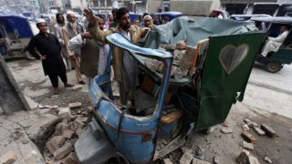 Puin het op hierdie riksja geval (Peshawar, Pakistan) Foto: @bbcbreaking, Twitter