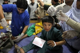 Dokters in Pakistan behandel pasiënte ná die aardbewing op 26 Oktober 2015 in Afganistan en Pakistan  (Foto: AP Photo/Mohammad Sajjad)