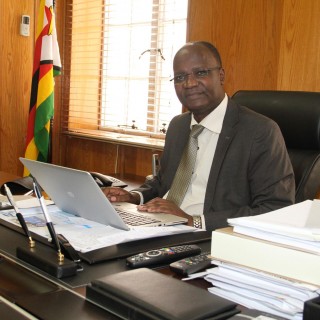 Prof Jonathan Moyo, minister van hoër onderwys in Zimbabwe (Foto: Twitter)